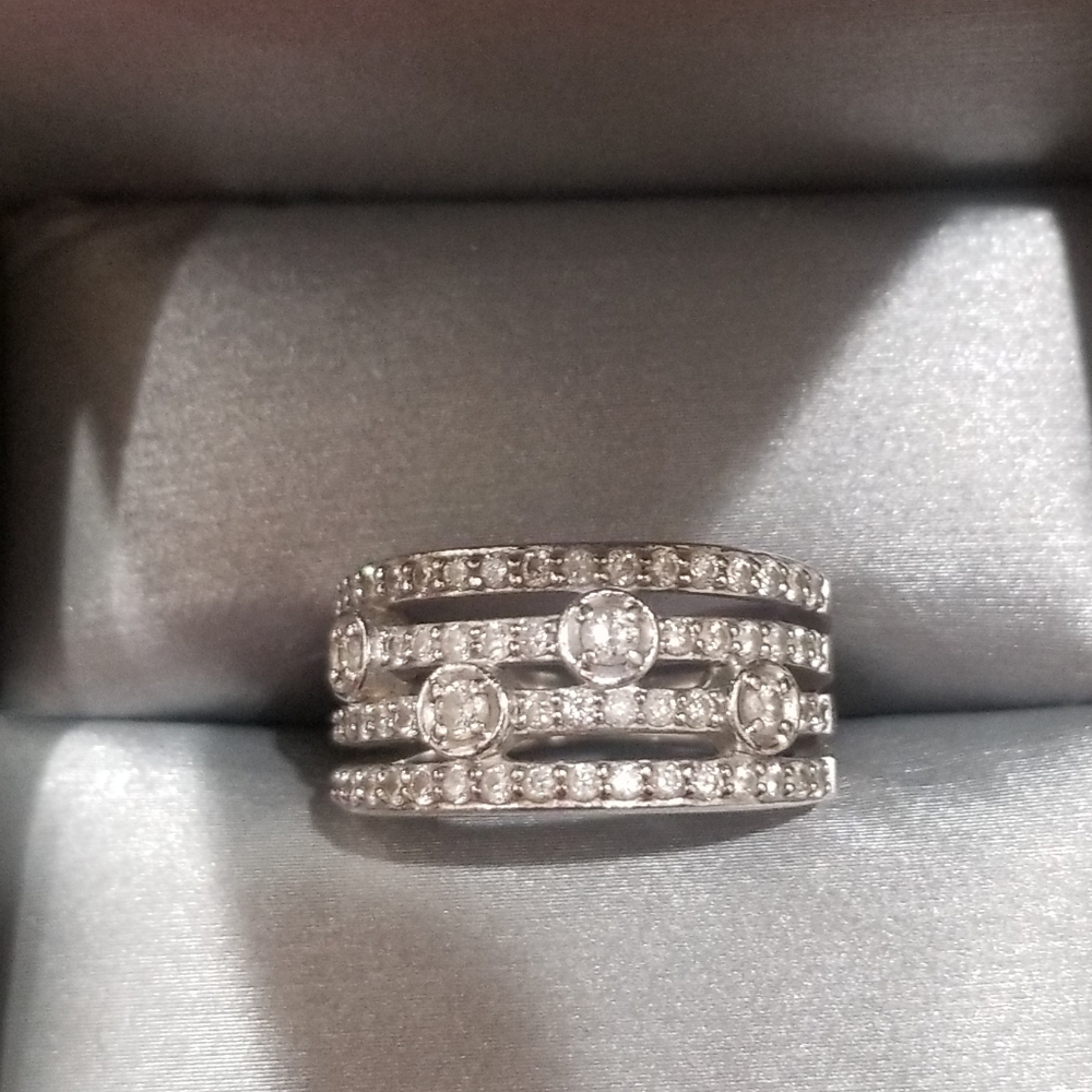 Diamond cluster ring